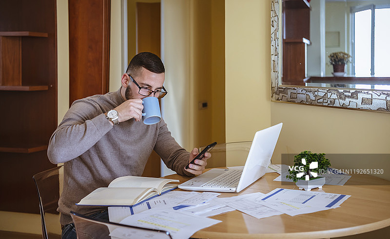 在家办公的年轻自由职业者图片素材