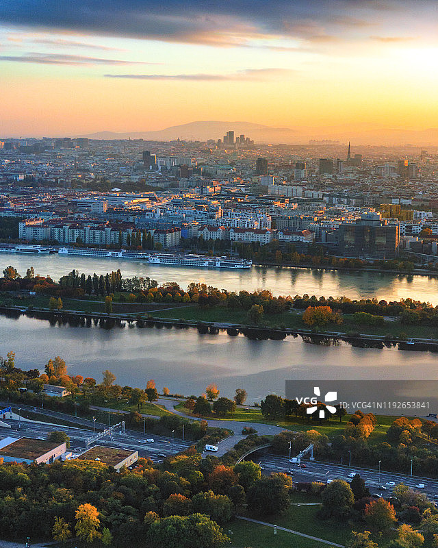 维也纳和多瑙河上的浪漫日落图片素材