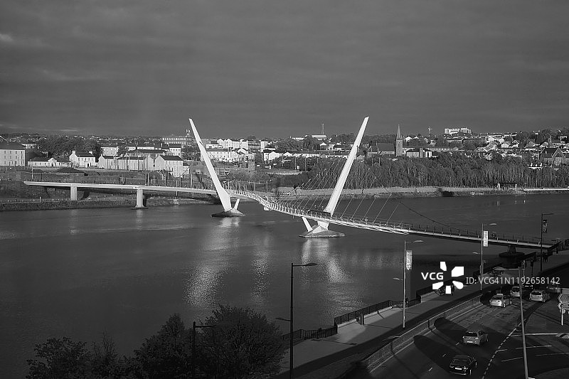 爱尔兰德里（伦敦德里）和平桥黑白照图片素材