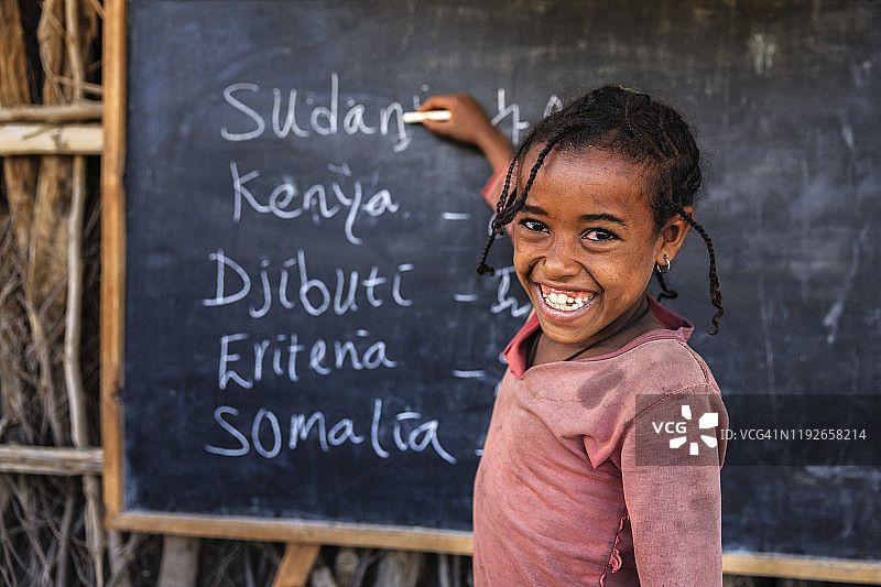 非洲小女孩正在学习英语图片素材