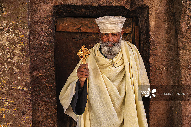 埃塞俄比亚拉利贝拉岩石教堂的天主教神父图片素材