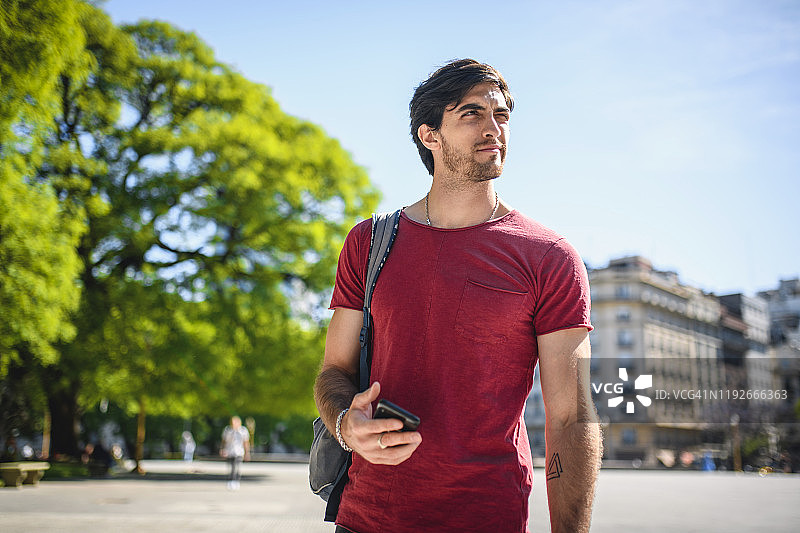年轻男人在布宜诺斯艾利斯使用智能手机图片素材