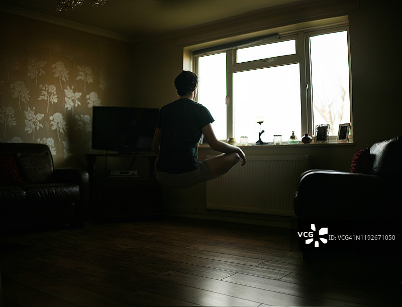 悬浮坐姿的男人图片素材