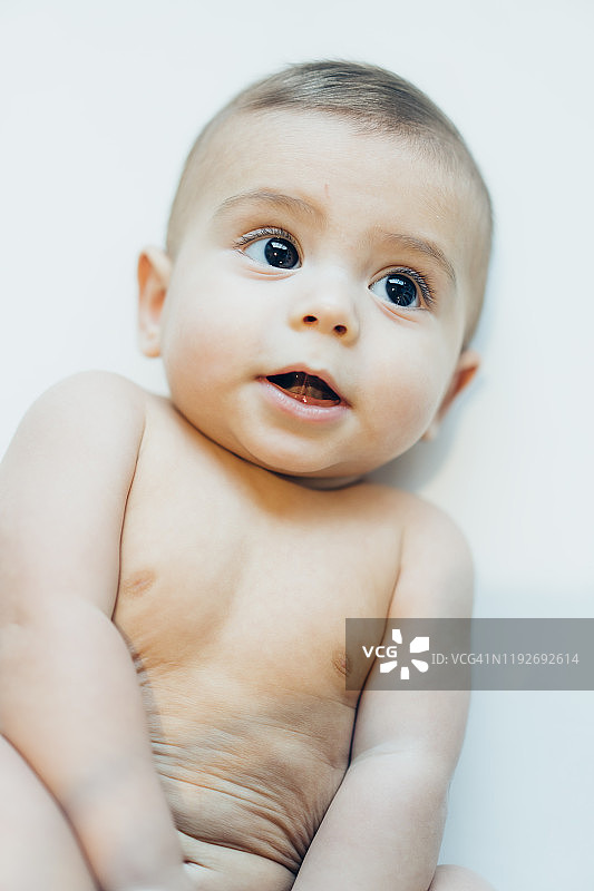 在婴儿床里摆姿势的六个月大男婴图片素材