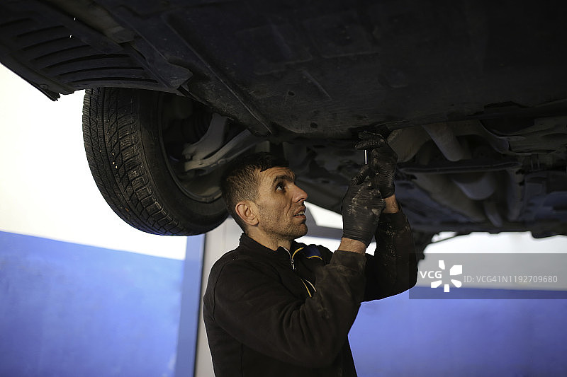 机械师使用扳手进行维修图片素材