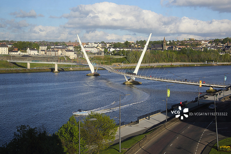 北爱尔兰德里（伦敦德里）的福伊尔河与和平桥图片素材
