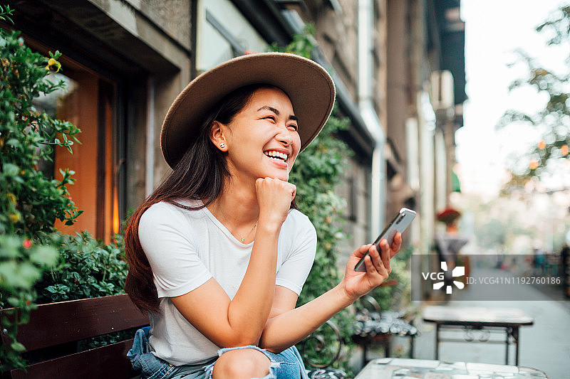 正在发短信的亚洲年轻女子图片素材