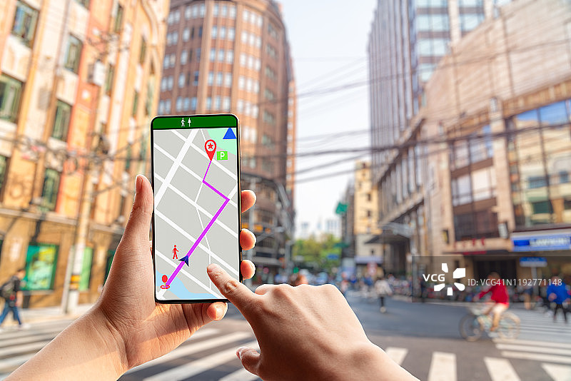 城市区域内使用手机的导航路线图片素材