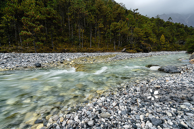 中国云南丽江玉龙雪山河道图片素材
