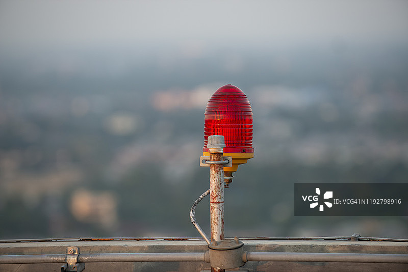 有城市背景的障碍灯图片素材