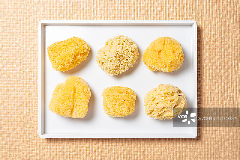 白色托盘中的天然海绵图片素材