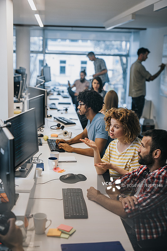 一群计算机程序员在办公室工作图片素材