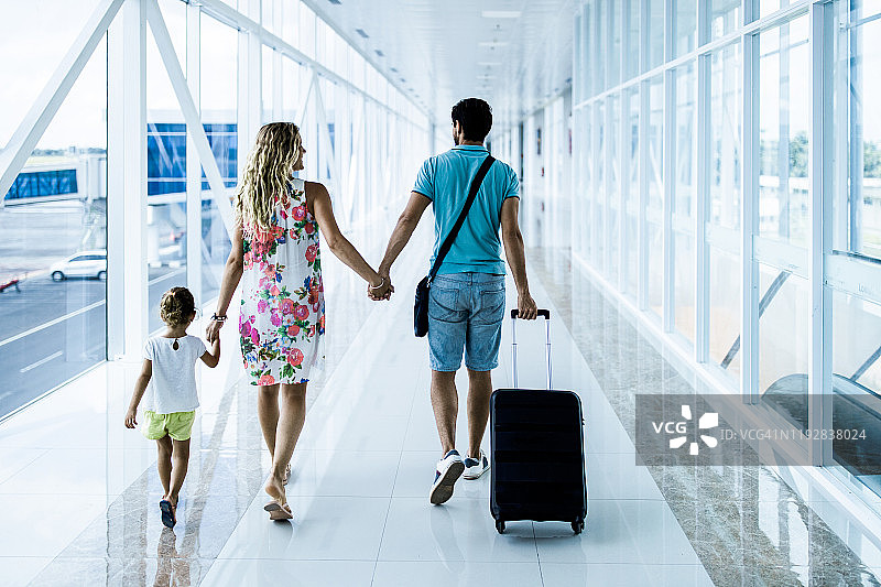 一家人在机场走廊行走背影图片素材