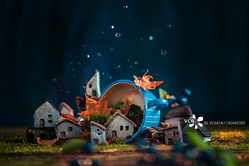 陶瓷杯中的迷你村庄：微型世界概念，带有苔藓和树叶的陶瓷小镇DIY图片素材