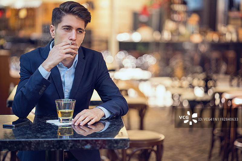 年轻男人吸烟喝酒图片素材