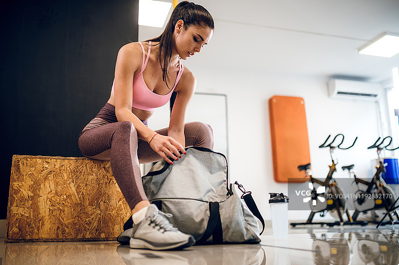 女子打开健身包图片素材