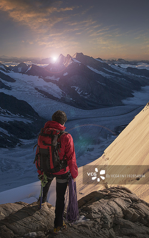 攀岩者在岩石上观看冰川图片素材