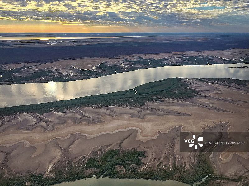 低潮时期的空中河流与洪泛区图片素材