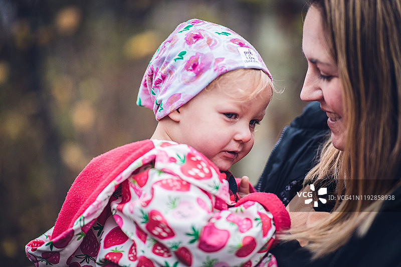 母亲和女儿的特写肖像图片素材