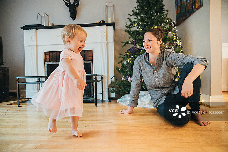 妈妈欣赏小天使跳舞，可爱的女婴跳舞图片素材