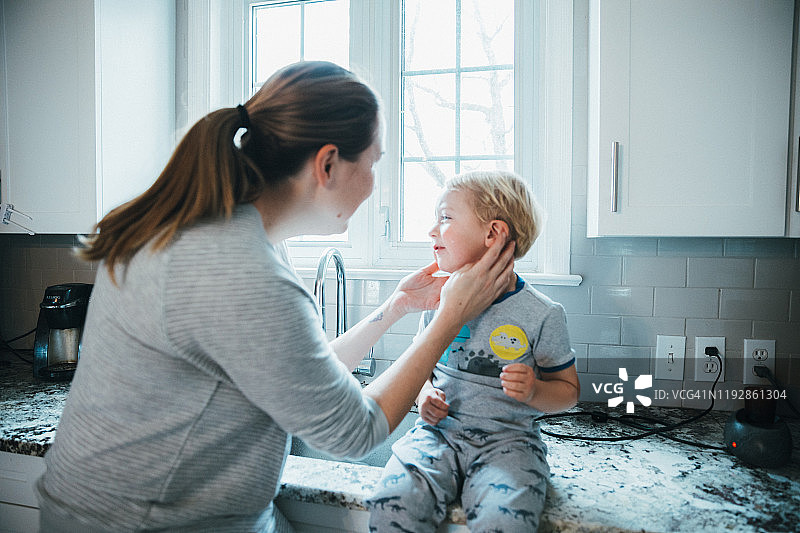幼儿向母亲抱怨耳朵疼图片素材