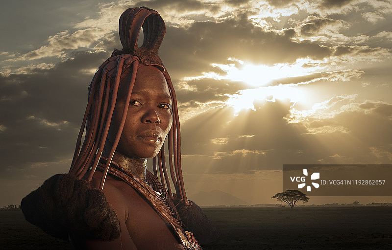 日落时分辛巴族妇女的肖像图片素材