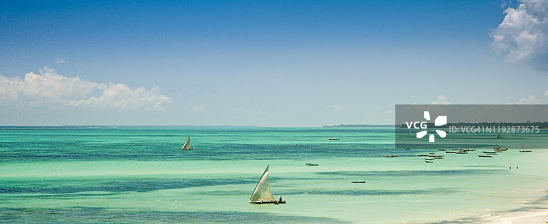 印度洋与桑给巴尔海岸的白色沙滩图片素材