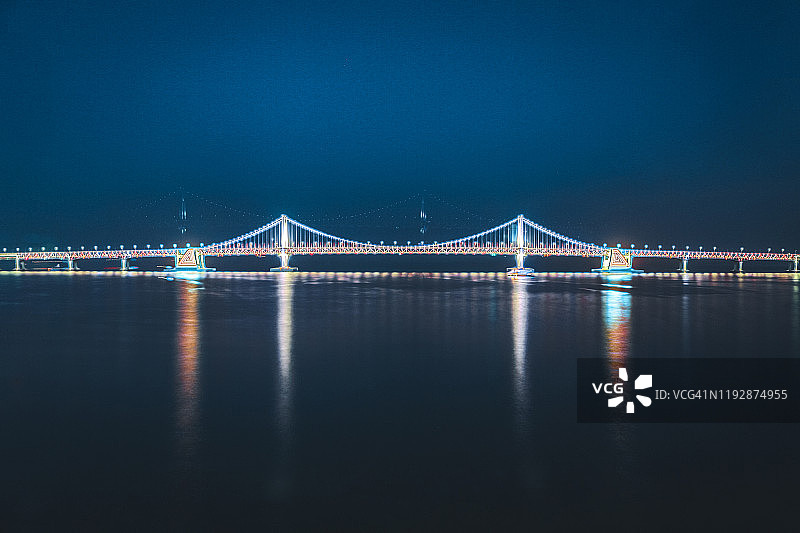2020年度流行色：釜山广安大桥夜景图片素材