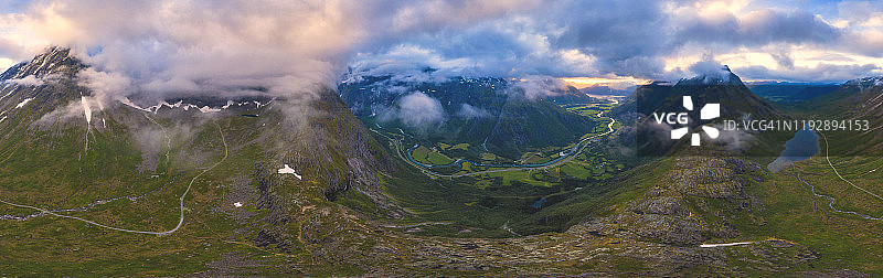 挪威Romsdalseggen山脊的Romsdalen和Venjesdalen山脉航拍全景图片素材
