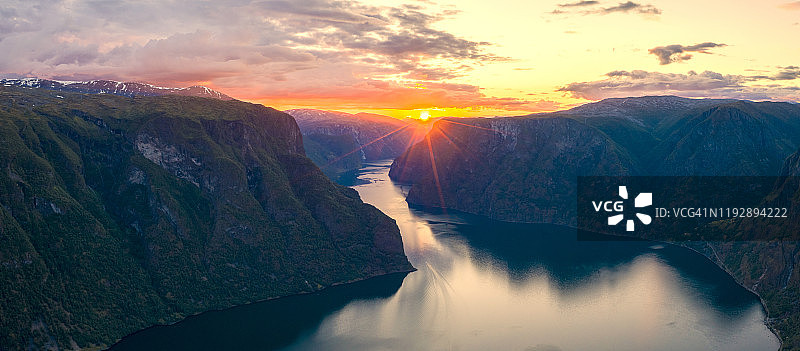 挪威奥兰峡湾斯泰格斯坦观景台日落时分的壮丽天空航拍全景图片素材