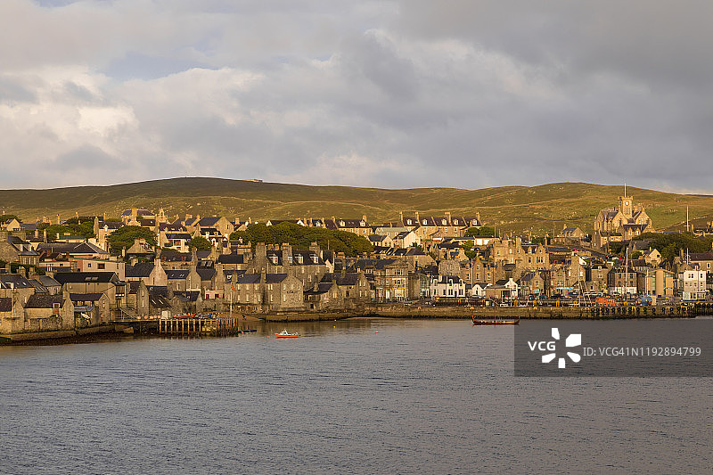 从海上俯瞰勒威克镇，位于苏格兰设得兰群岛图片素材
