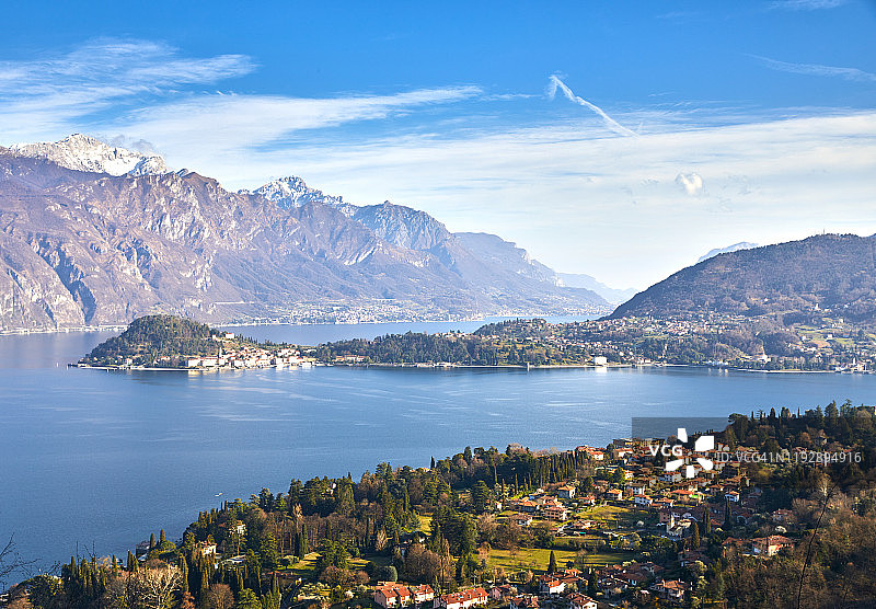 从意大利伦巴第科莫湖西岸格里安泰眺望贝拉焦和瓦伦纳图片素材