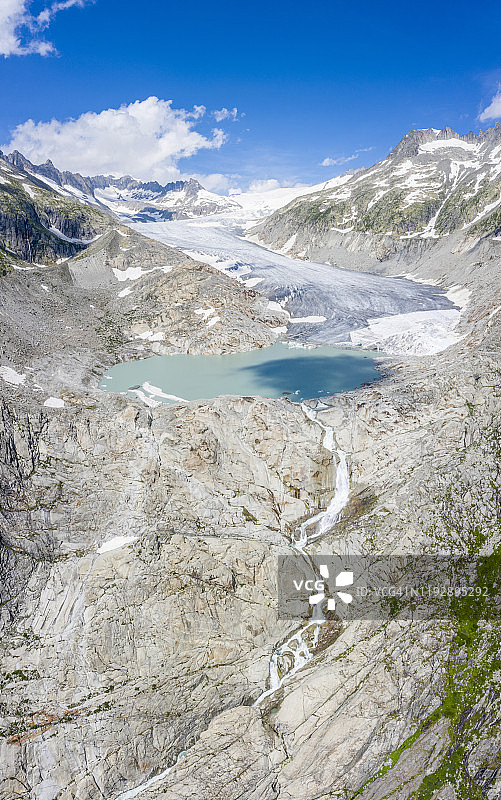 瑞士瓦莱州格莱奇，罗纳冰川及其冰川湖的航拍全景图片素材