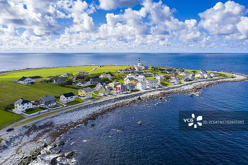 挪威奥勒松戈多亚岛阿尔内斯沿海村庄的无人机航拍，位于默勒-鲁姆斯达尔郡图片素材