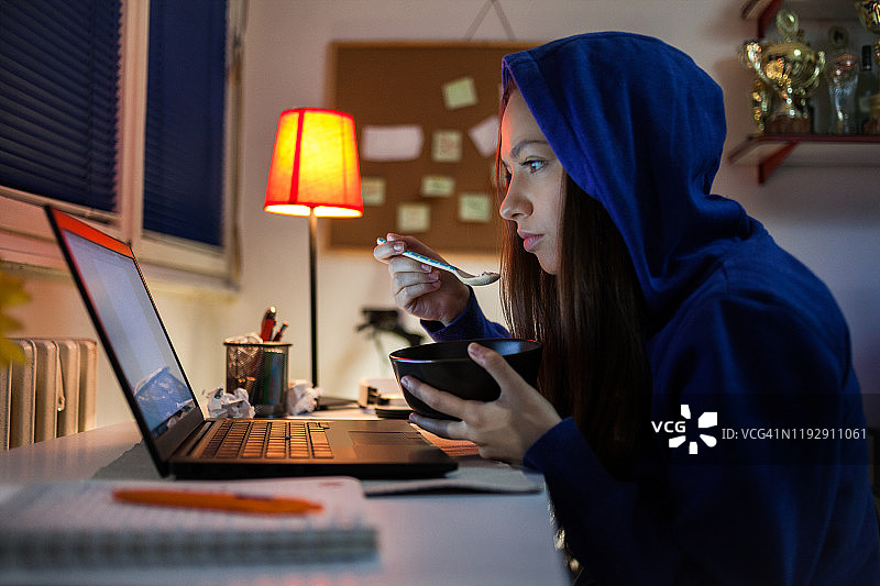 学生在家吃零食图片素材