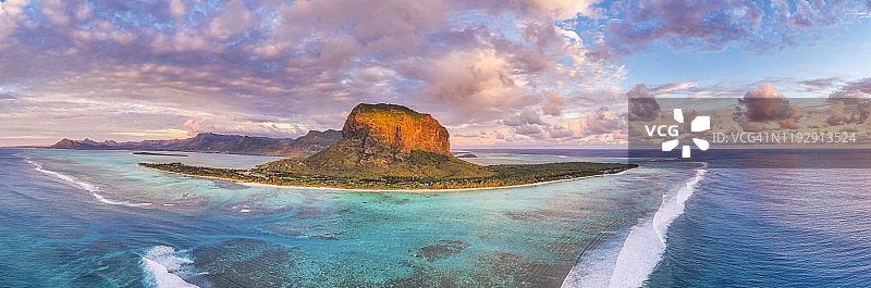 毛里求斯莫纳山半岛和珊瑚礁的日落航拍图片素材