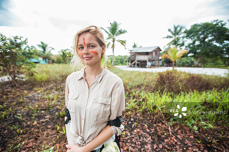 美洲印第安人村庄里的女游客图片素材