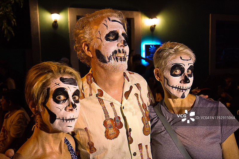 在墨西哥尤卡坦梅里达庆祝亡灵节的骷髅彩绘游客图片素材