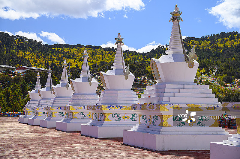 云南省迪庆县梅里雪山山脉的佛塔图片素材