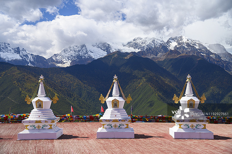 云南省迪庆县梅里雪山山脉的佛塔图片素材