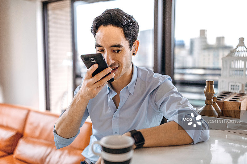 男人用手机免提通话图片素材