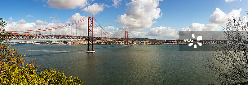 里斯本四月二十五日大桥全景，葡萄牙图片素材