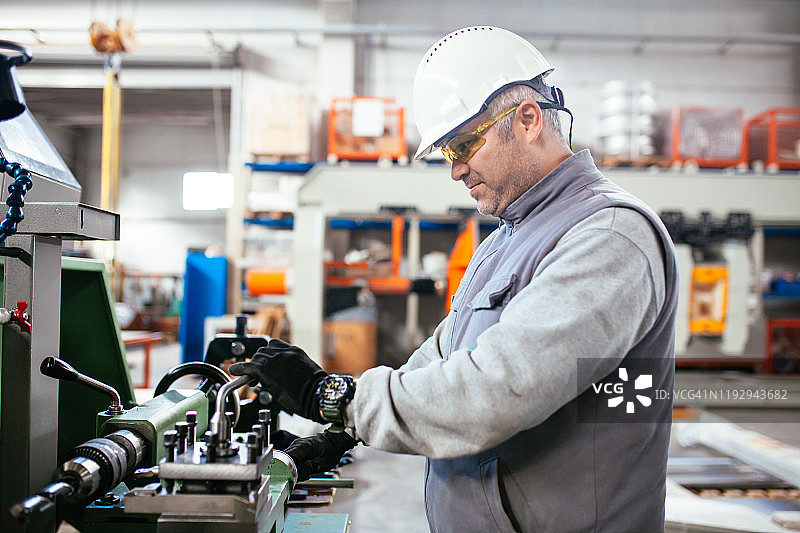 工人在金属制造公司的铣床上工作照片图片素材
