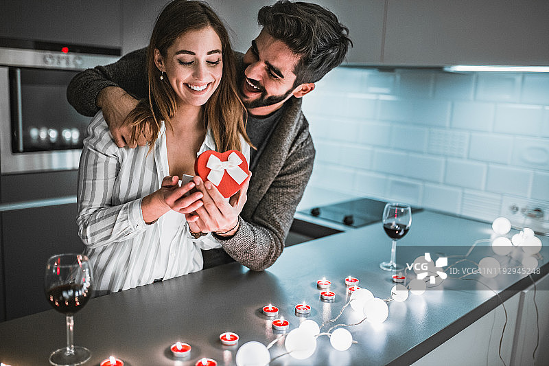 年轻夫妇的浪漫时刻图片素材