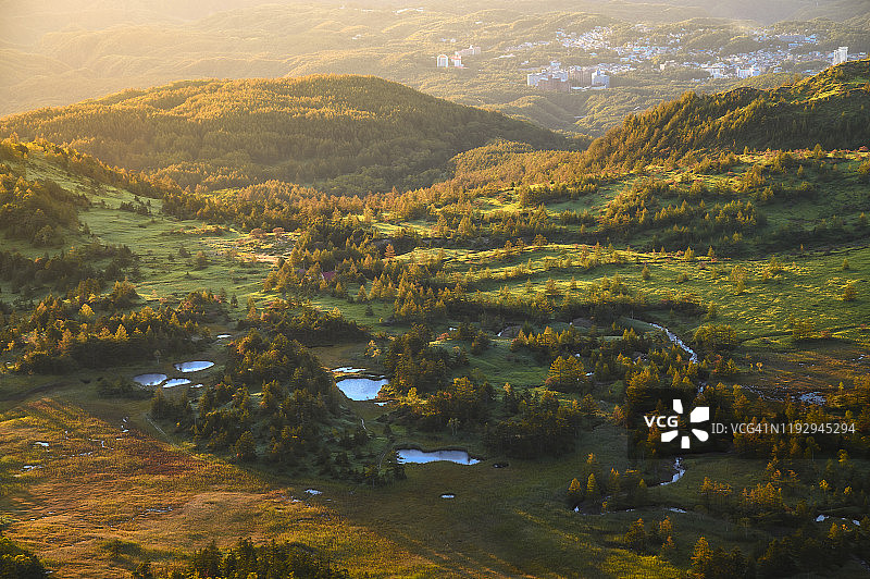 日本群马县草津白根山秋季彩色山丘景观图片素材