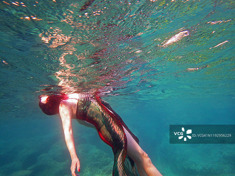 穿着衣服的女人海中飘浮图片素材