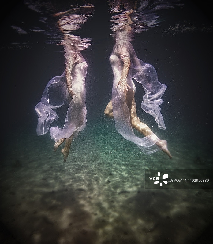 水下两个女人漂浮照片图片素材