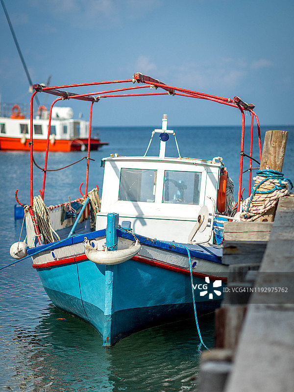 停泊在斯塔菲洛斯港口的渔船，斯科派洛斯，希腊图片素材