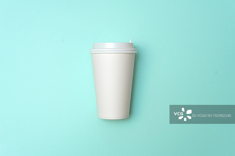 彩色纸背景上的外卖咖啡杯图片素材