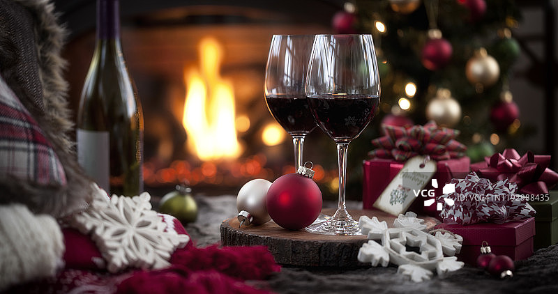 圣诞红酒，壁炉边的圣诞树与礼物图片素材